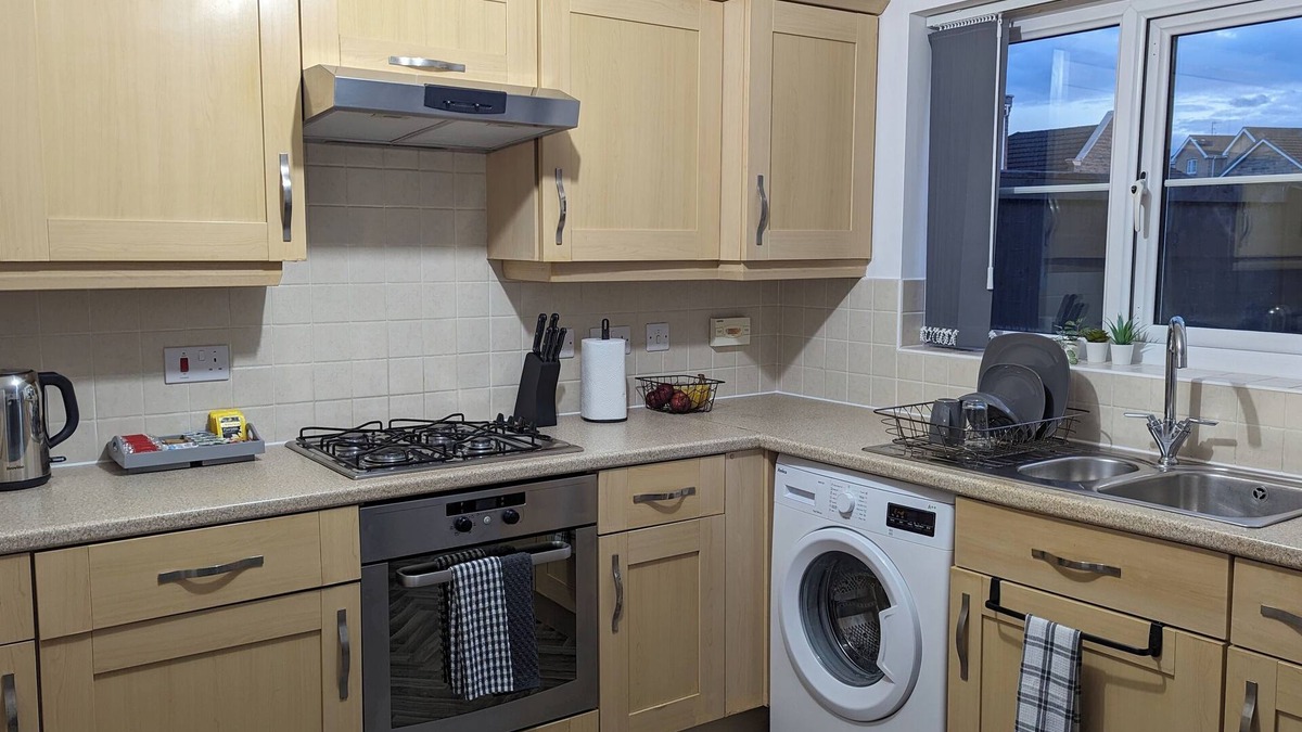 Burnley House | Burnley Entire House 4-bedrooms-sleeps 6-driveway