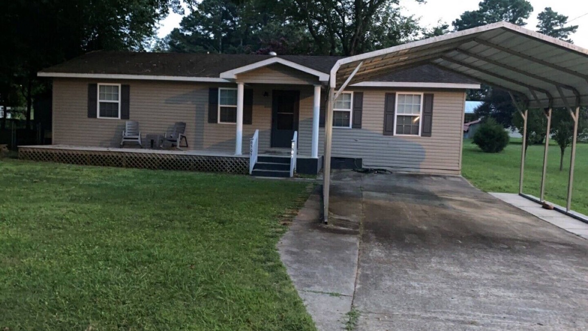 Guntersville House | Burnt Pine- Plenty of room for fishermen AND their boats!