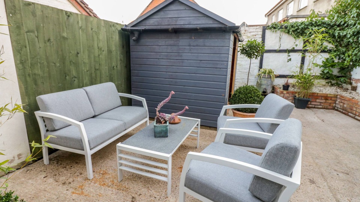 Tewkesbury Cottage | BURROWS COURT, pet friendly, character holiday cottage in Tewkesbury