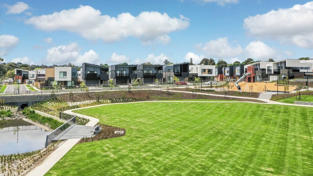 Burwood East House | Burwood Brickworks Villa Walk to Shops & Park
