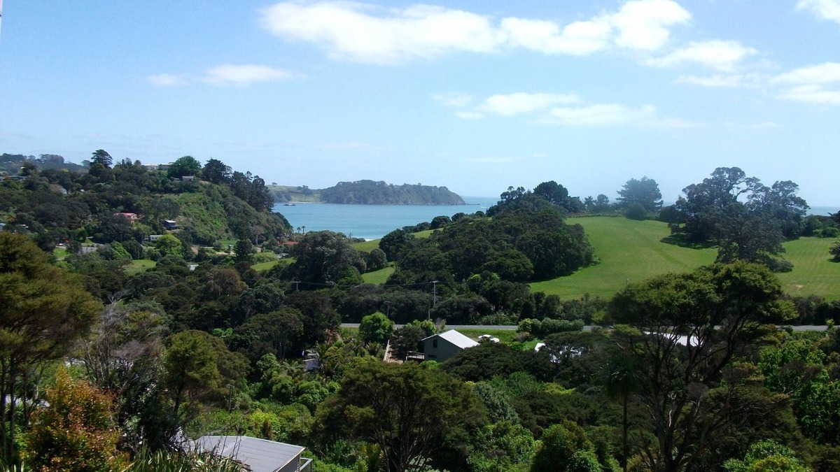 Onetangi Cottage | Bush Beach Delight - Onetangi Holiday Home