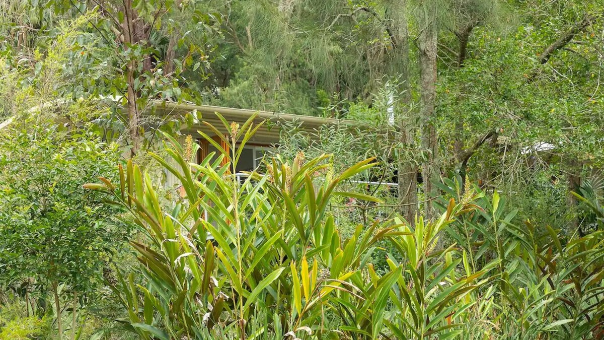 Smiths Lake House | Bushland Retreat beside a beautiful lake - big eco house with 4 large bedrooms.