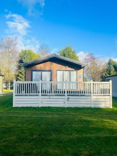 Allerthorpe Ski Chalet | Bushmills Lodge with Hot Tub