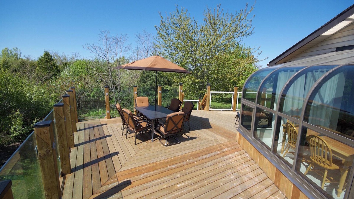 Bluewater Cottage | But'n'ben! Large Cottage near the Lake!
