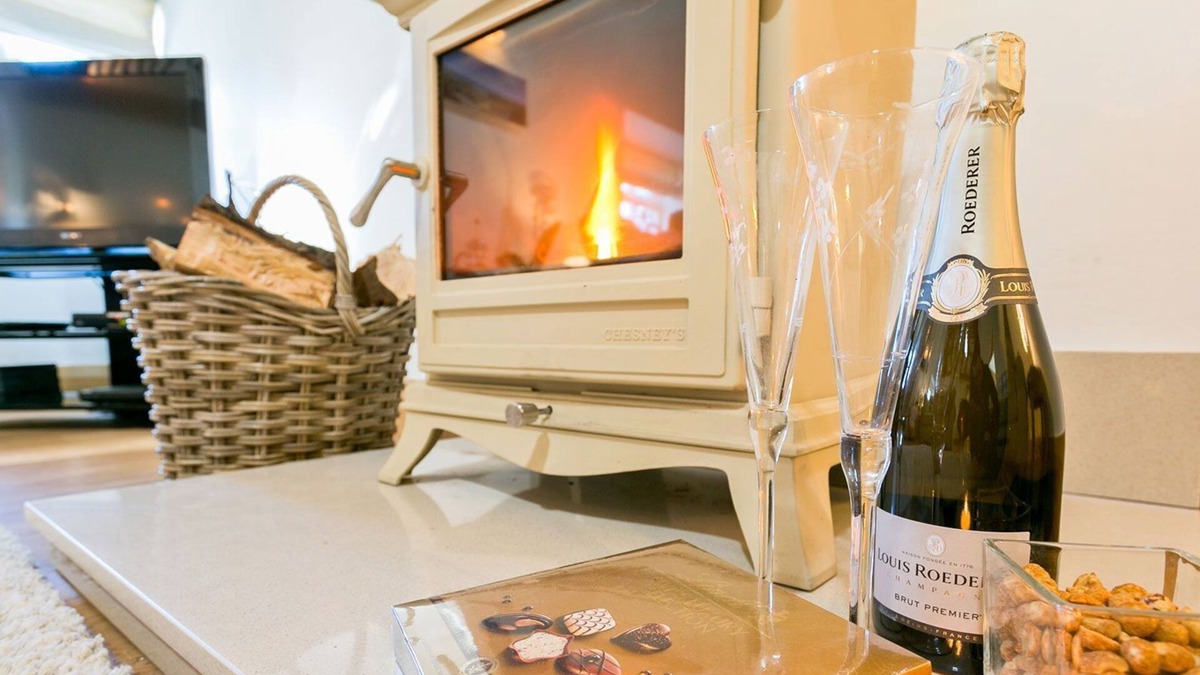 Llanfaethlu Apartment | Buttercup - a coastal that sleeps 4 guests in 2 bedrooms