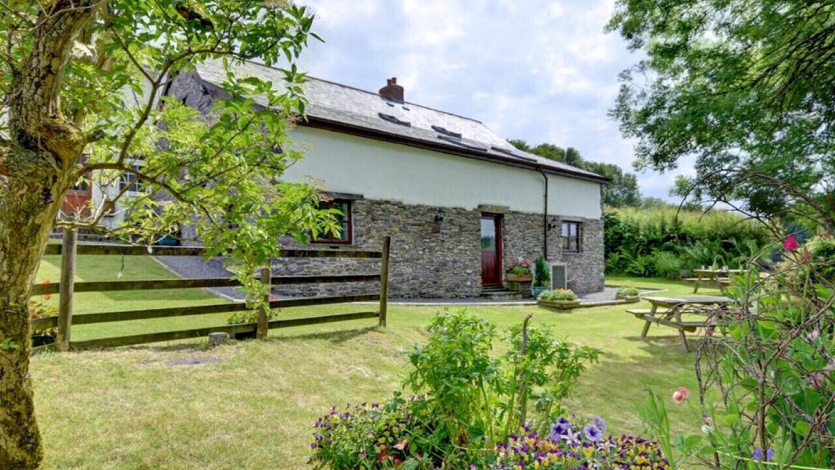Brayford House | Button Stable - Three Bedroom House, Sleeps 6