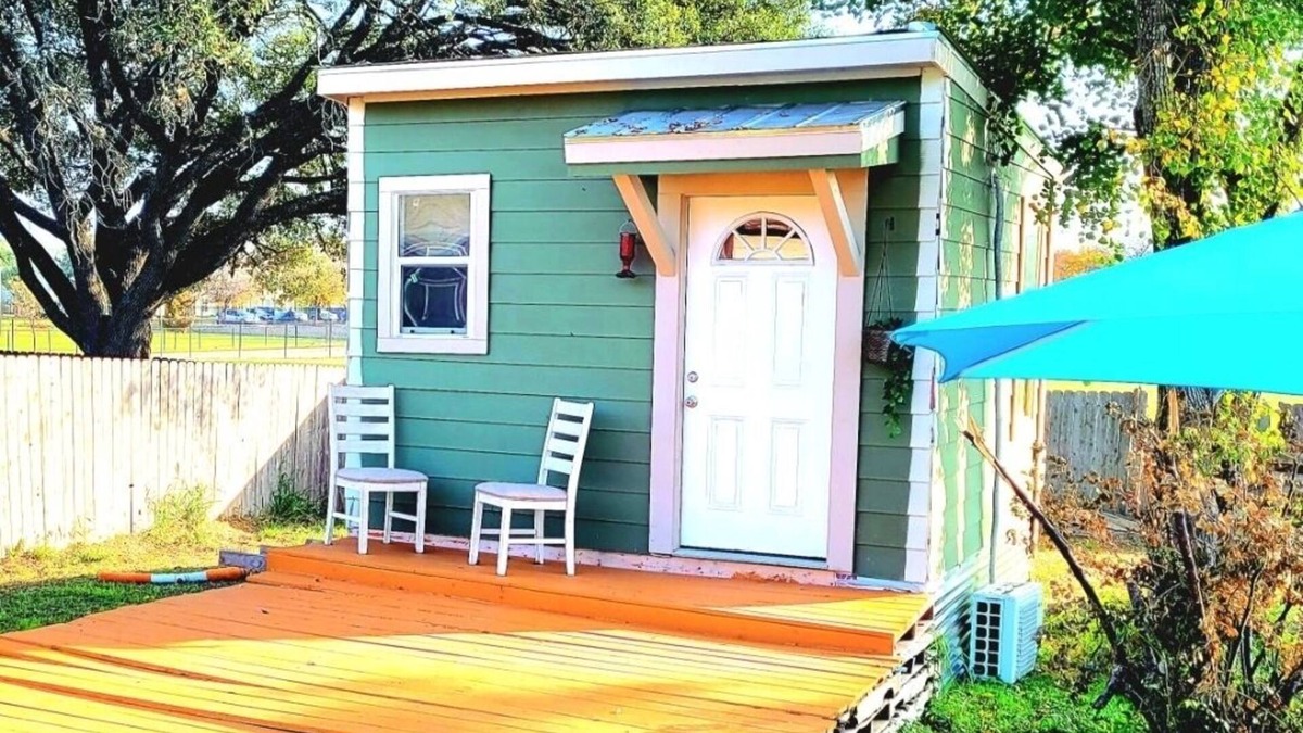 Denver Heights House | BUZZ into a San Antonio Tiny Home! 😳 144 sqft!