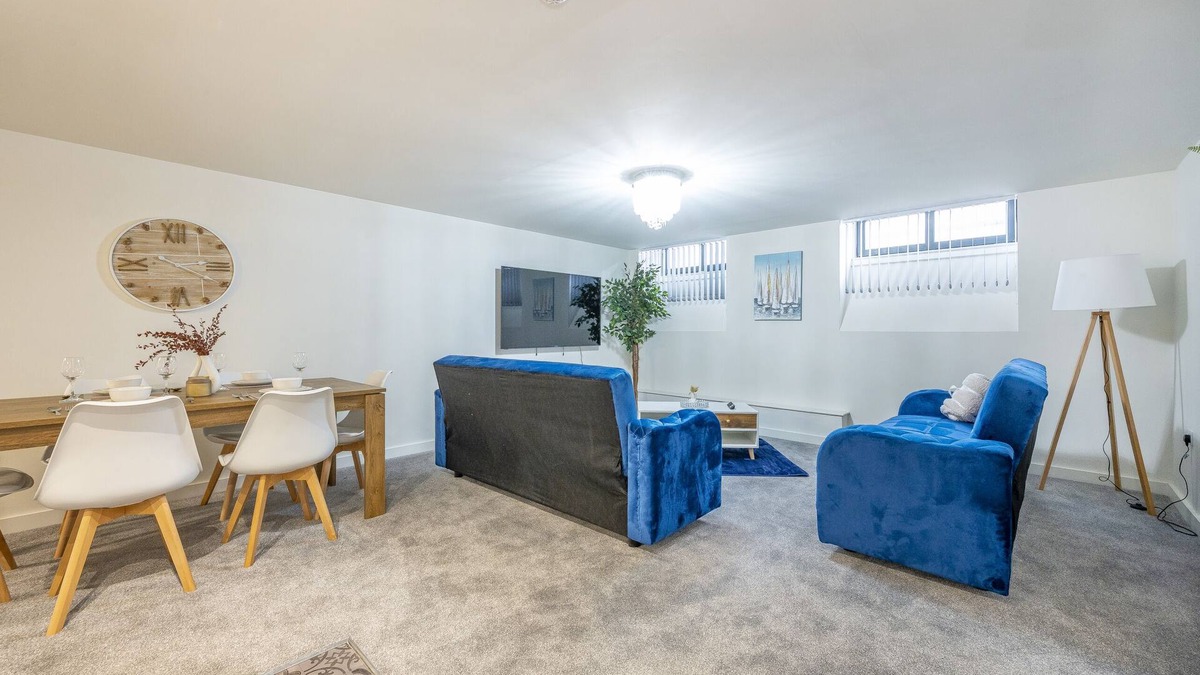 Bradford Apartment | Bv Navy Blue Spacious Diamond Suites Apt