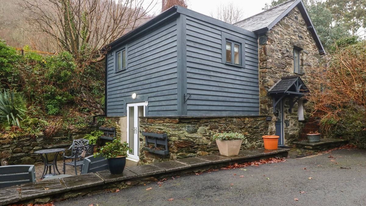 Caerdeon Cottage | BWTHYN CAERDEON, romantic, character holiday cottage in Barmouth