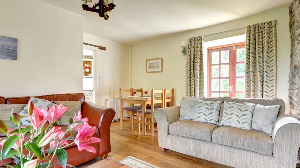 Llanerchymedd House | Bwthyn Gwyn in Llanerchymedd