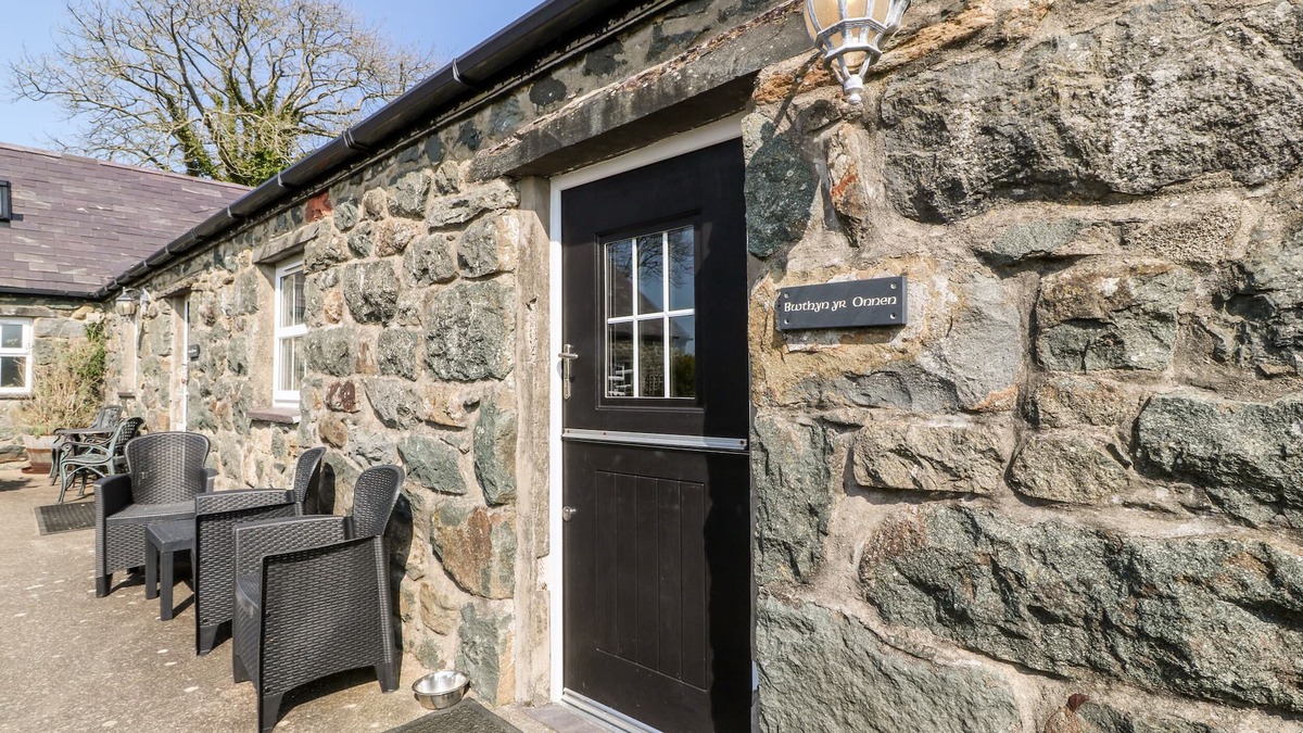 Rhyd-y-clafdy Cottage | BWTHYN YR ONNEN (ASH COTTAGE), pet friendly in Pwllheli