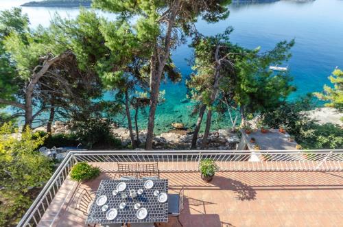 Prizba Apartment | By the Sea Apartment Marta