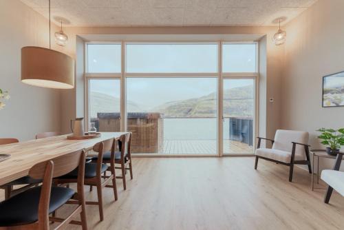 Vestmanna House | By the sea - Bådehus med Spabad og gratis Parkering