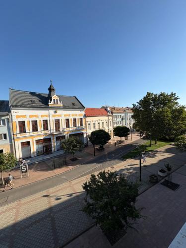 Michalovce Apartment | Byt v centre mesta s výhľadom na pešiu zónu