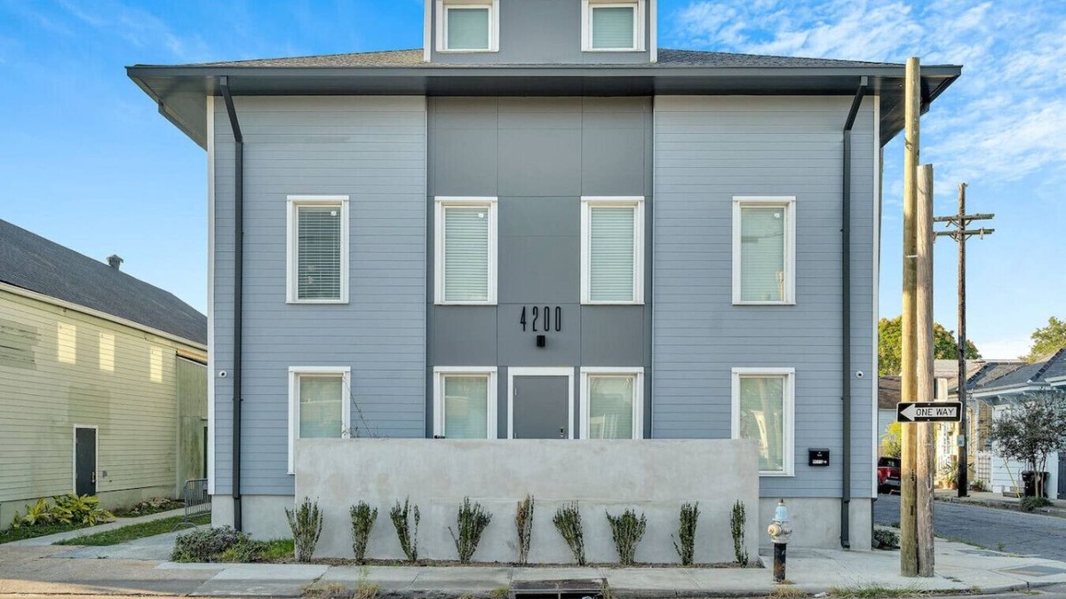 New Orleans Hotel | Bywater | 3 Neighboring Apartments, Sleeps 17!
