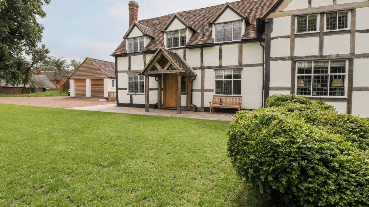Malvern House | BYWAYS, pet friendly, luxury holiday cottage, with hot tub in Malvern