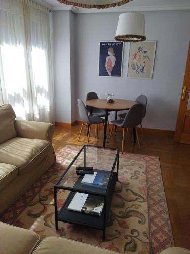 La Corredoria y Ventanielles Apartment | Céntrico apartamento Oviedo Parking y wifi gratuitos Admite mascotas