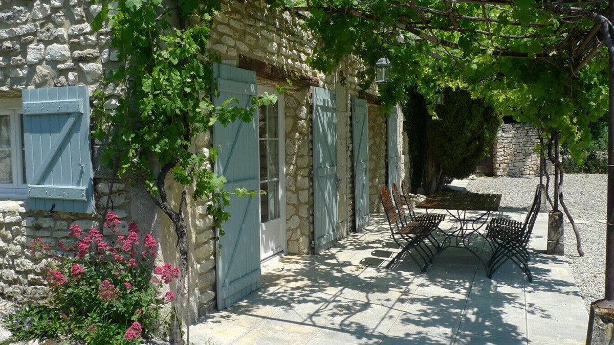 Clansayes Ski Chalet | Côté Sud, charming stone gîte with private swimming pool, Drôme