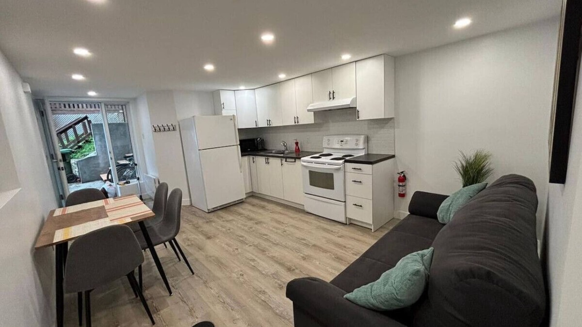 Cote-Des-Neiges—Notre-Dame-De-Grace Apartment | Côte-des-Neiges Cozy 1-Bedroom Ground-Floor Apartment | Quiet & Convenient Stay
