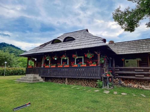 Campulung Moldovenesc House | Căsuța “La Bubuțu”