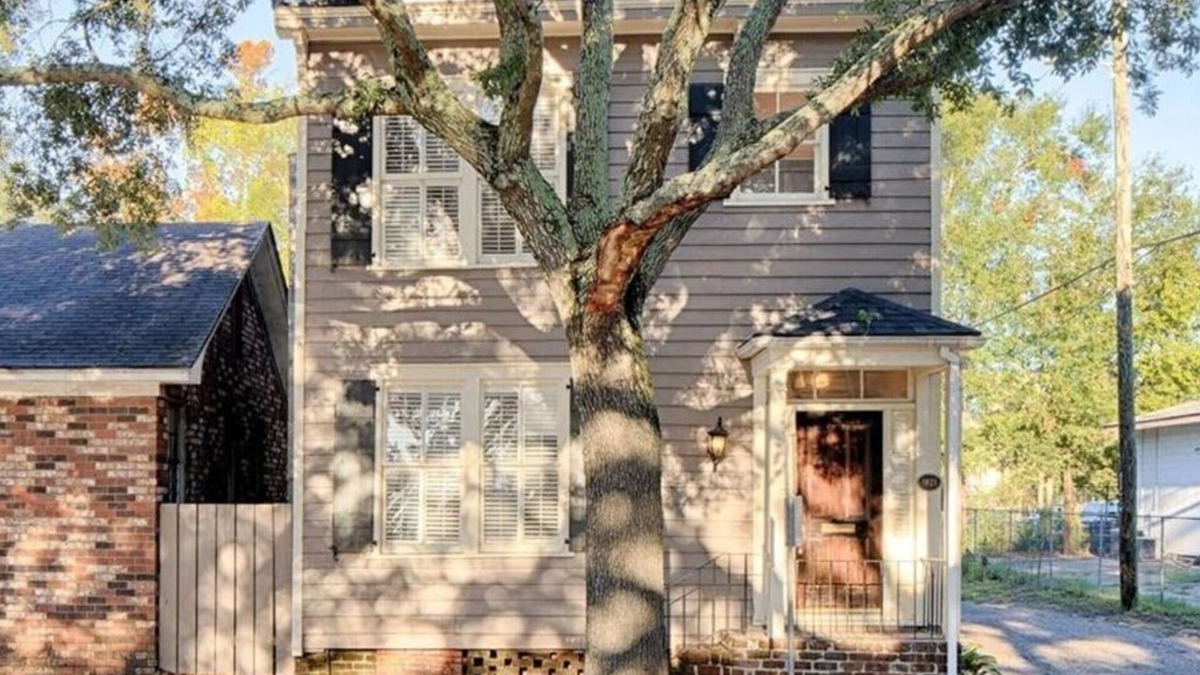 Historic District - North House | C 1821- 3 BR-2.5 bath SECURE PARKING. NEW REDUCED RATES July & Aug. Walk to all!