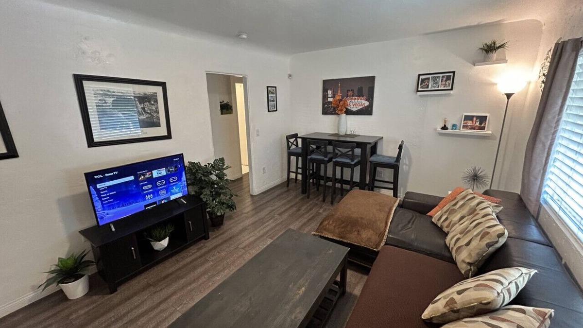 Downtown Las Vegas Apartment | #C 2qu Kids ok 1Story by Fremont St Pets pay more
