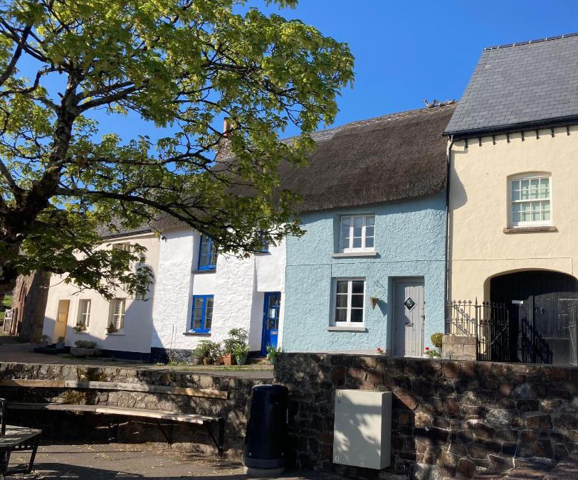 Hatherleigh House | C17 Thatched Cottage in Historic Devon Market Town