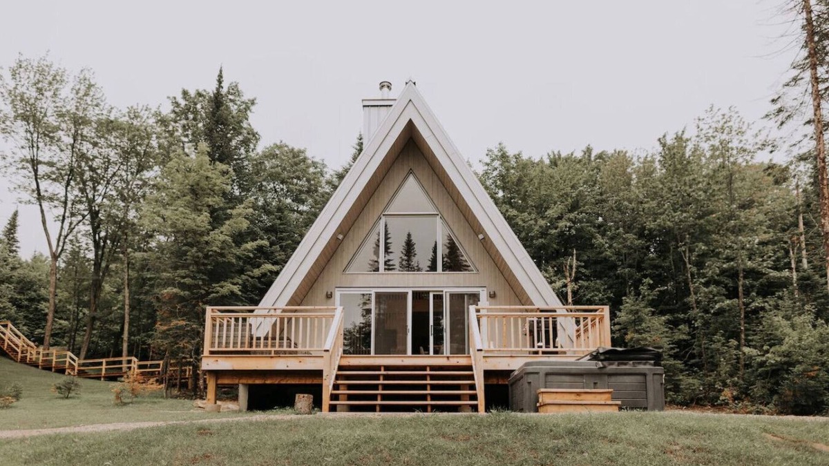 Ste-Lucie-des-Laurentides Cabin | Canadian Classic | Spa Sauna Fire Forest