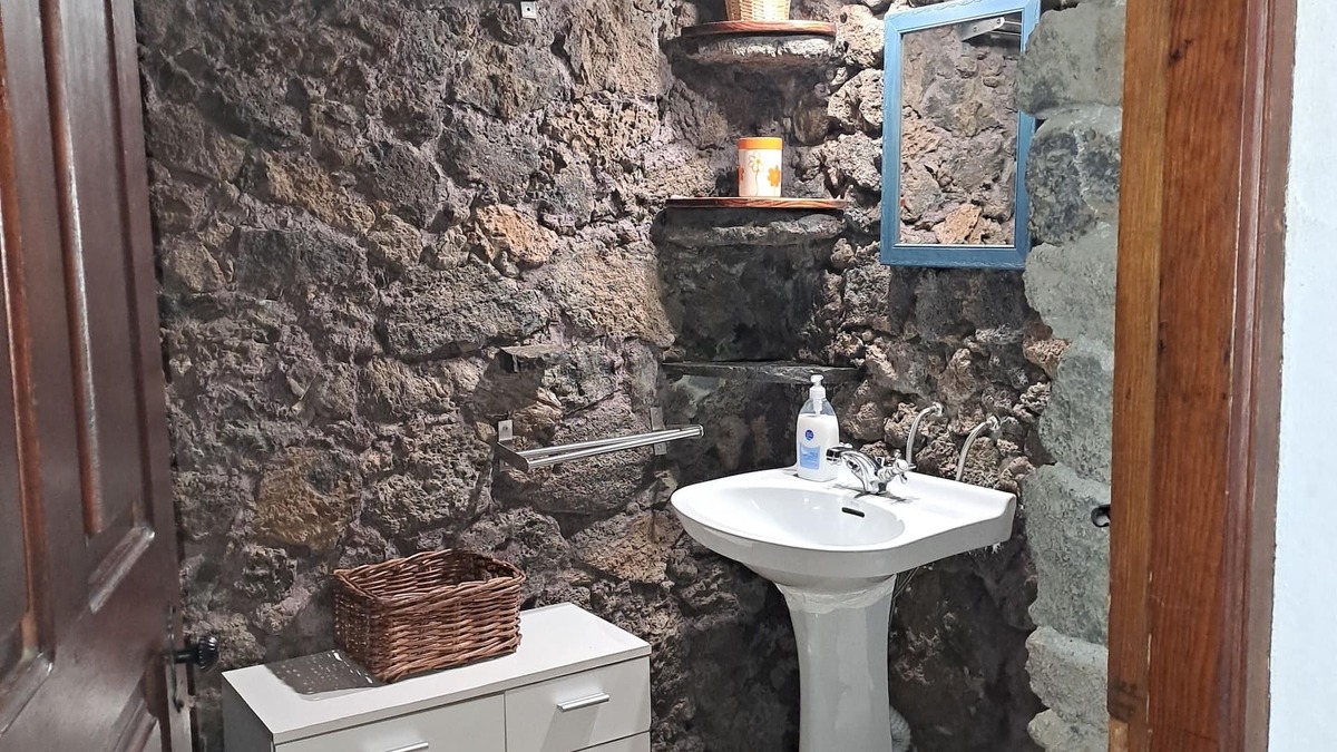 Valverde Cottage | Casa Rural Aborigen Bimbache Canary style house with original lava bathroom