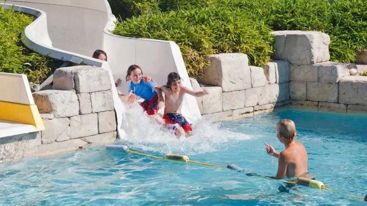 Sainte-Catherine-de-Fierbois House | Camping 5 étoiles - Parc aquatique - ef0ghd