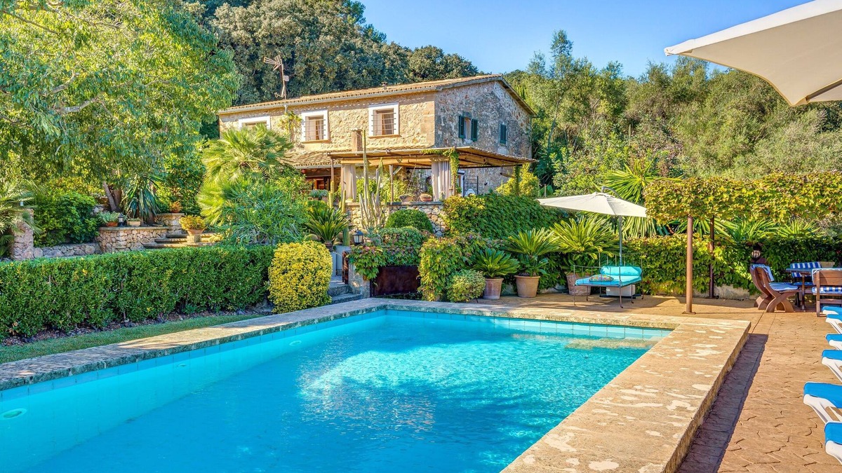 Pollensa House | “Ca les Estamenyes” close to the Sea, Wi-Fi, A/C, Terrace, Garden & Pool; Parking Available
