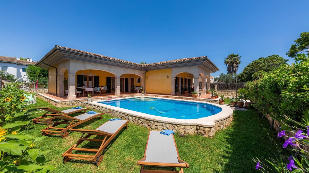 Alcudia Villa | “Ca Na Rosa” close to the Beach with Wi-Fi, A/C, Terrace, Garden & Pool