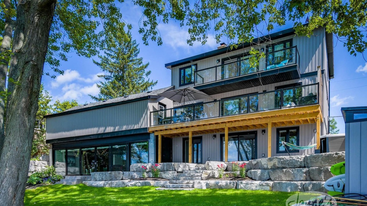 Selwyn Cottage | 5 bdrm 4.5 bath cottage on Chemong Lake, Kawarthas! Amazing Waterfront, Hot tub!