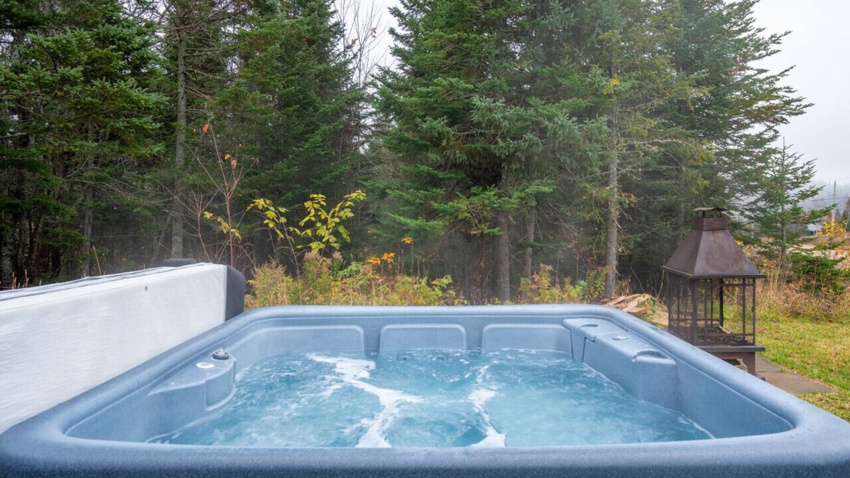 Petite-Riviere-Saint-Francois Cottage | Chalet Érables | 3 Bedrooms | Hot Tub | Sleeps 8