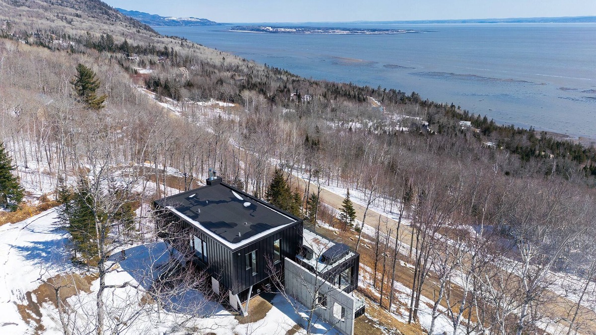 Petite-Riviere-Saint-Francois Villa | The Föss, River, Sauna & Spa