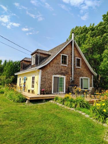St-Francois-de-l'Ile-d'Orleans Ski Chalet | La Maison Jaune