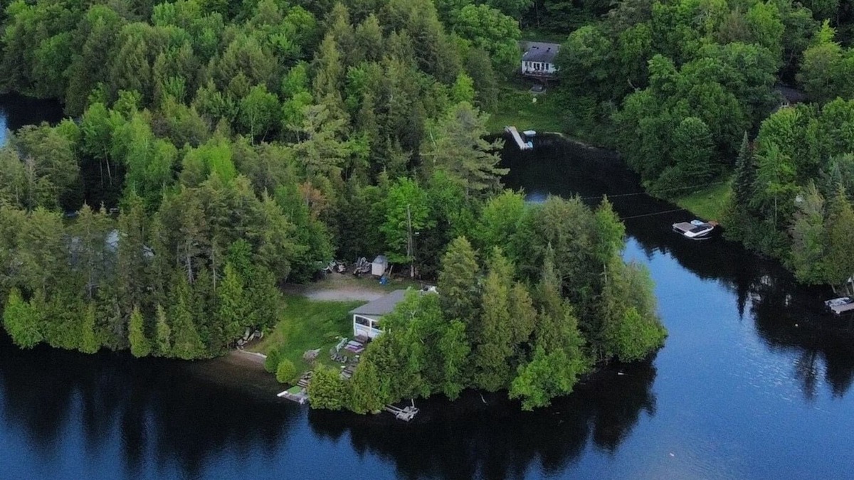Les Collines-de-l'Outaouais Regional County Municipality Cottage | Mountain Bay