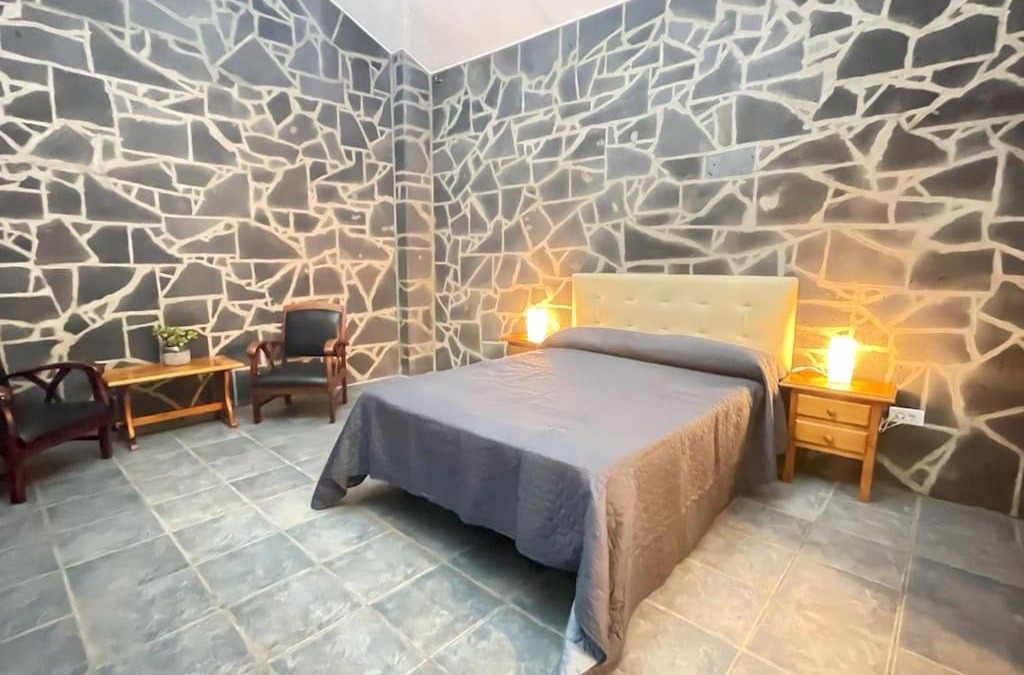 Las Rosas Ski Chalet | Cabaña de piedra volcánica