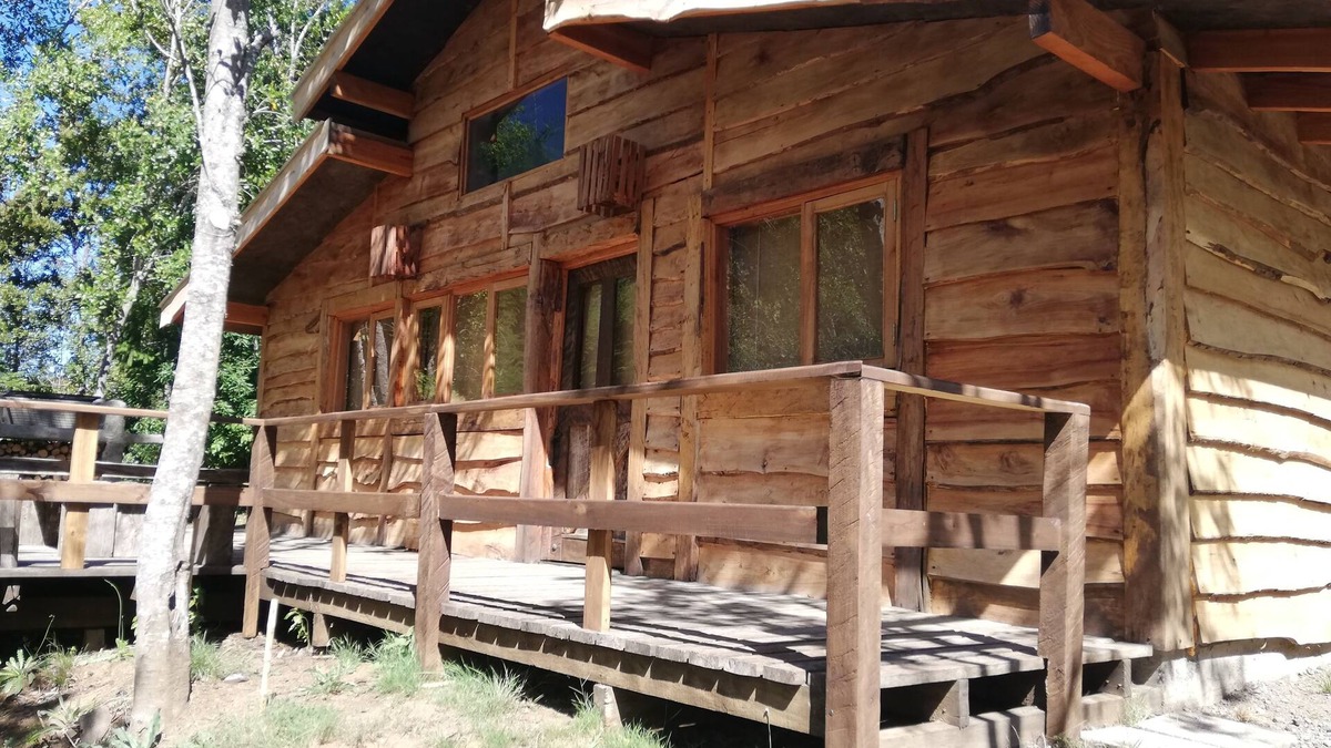 Pucon House | Cabaña rústica 2 maravillosa,con troncos nativos, con orilla de Río Trancura