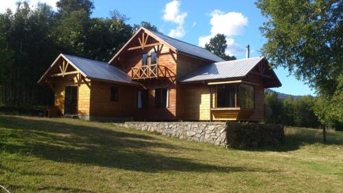 Pucon House | Cabañas Los Canelos Pucon, Hermosa Granja de 20 hectaréas a orillas del Río Liucura