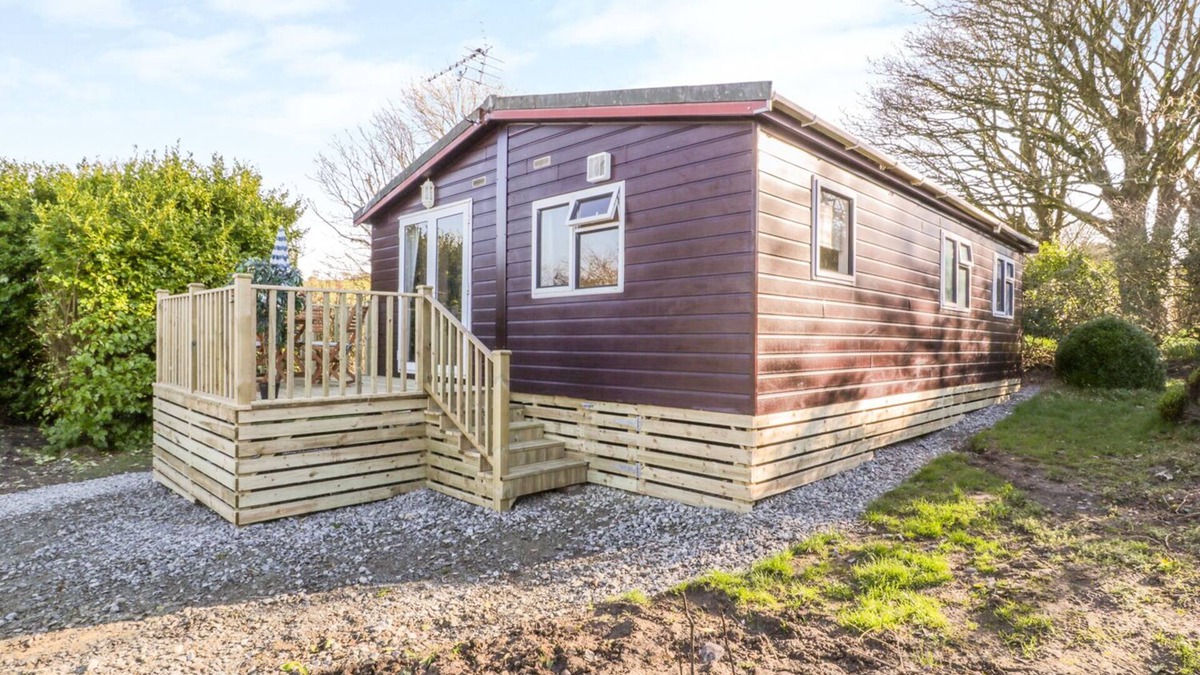 Cylch-Y-Garn Cottage | CABAN Y FELIN, family friendly, with a garden in Cemaes Bay