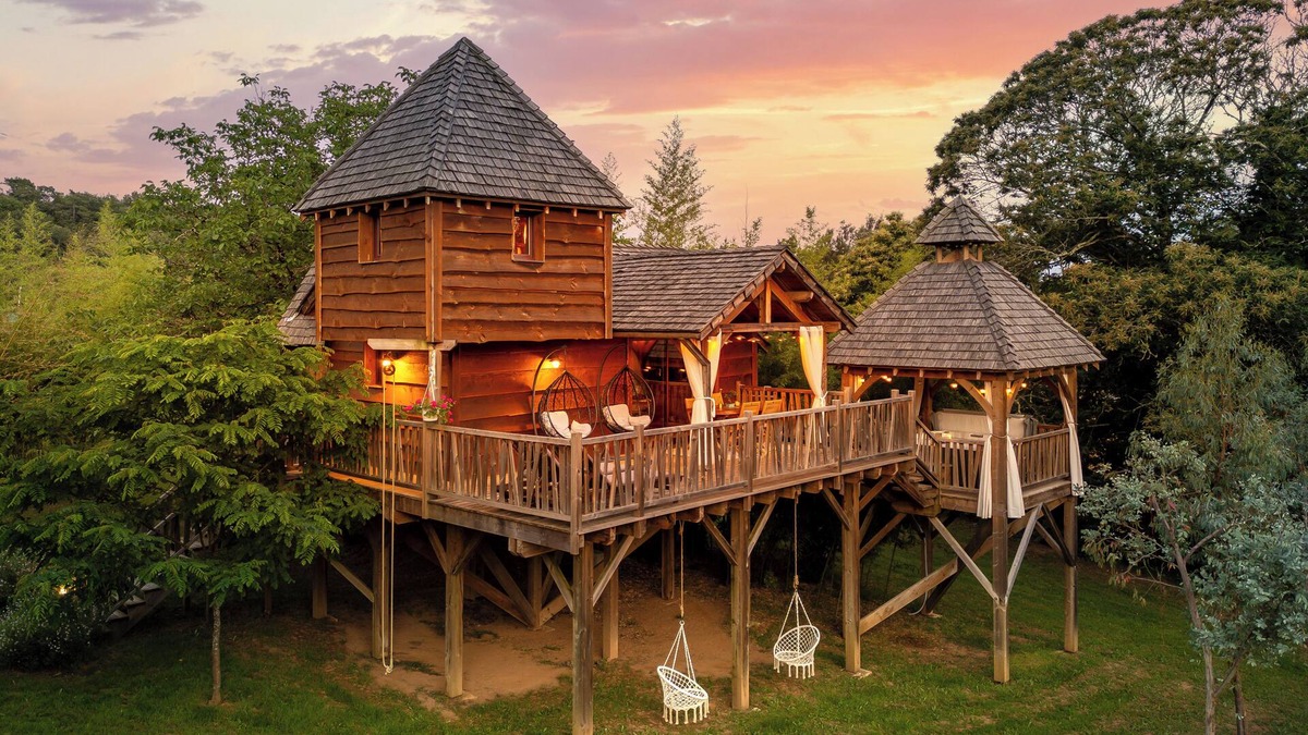 Carsac-Aillac Cabin | Cabane Tobago: Beautiful, luxurious tree house with private Jacuzzi.