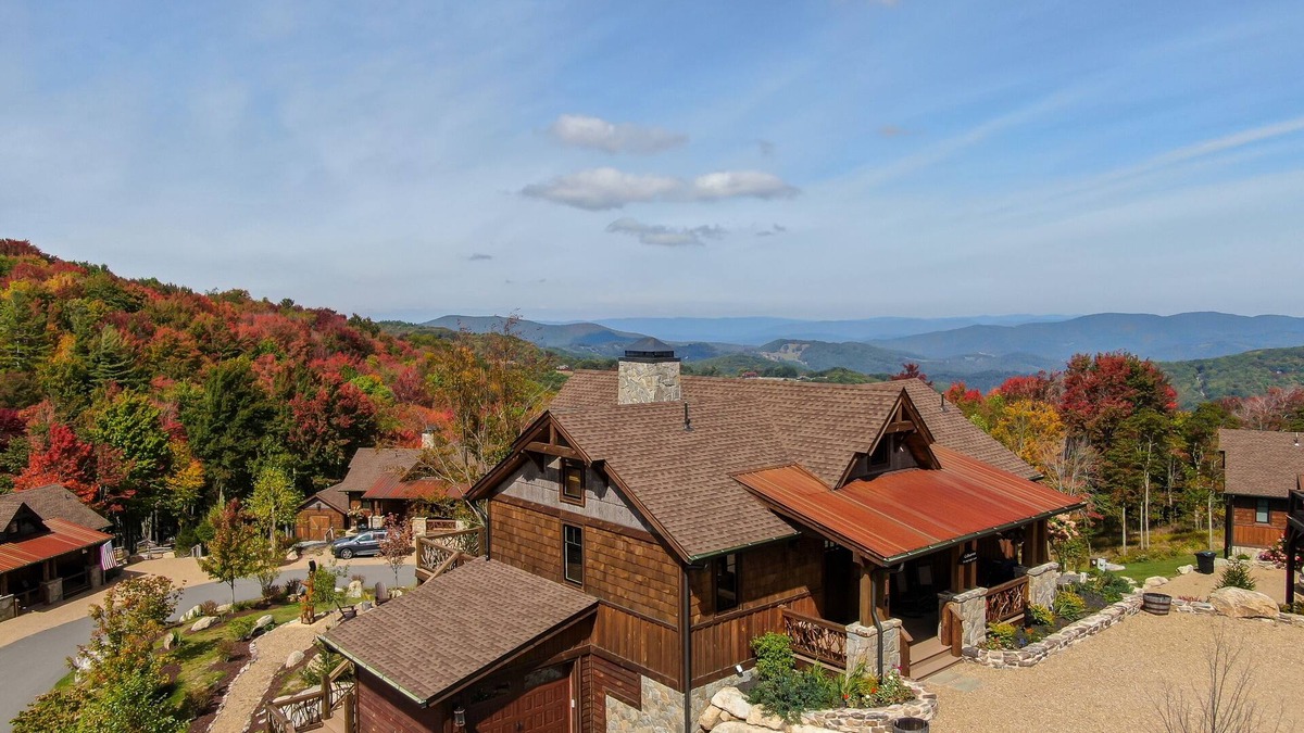 Elk Park House | CaBearnet at Eagles Nest - Sunrise & Sunset view! Pets, firepit, hot tub, amenities