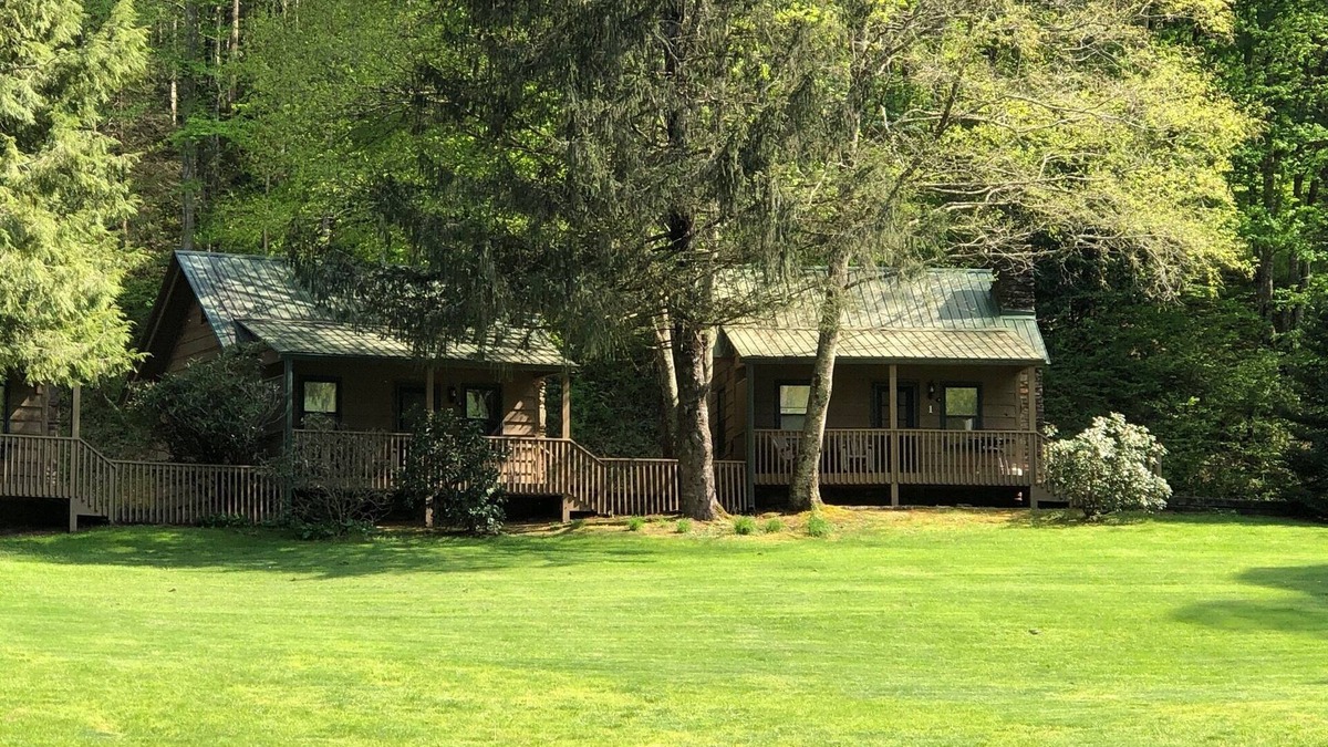 Rabun Gap Cabin | Cabin 1 bed,1 bath hillside with beautiful sunrises and sunsets overlooking lake