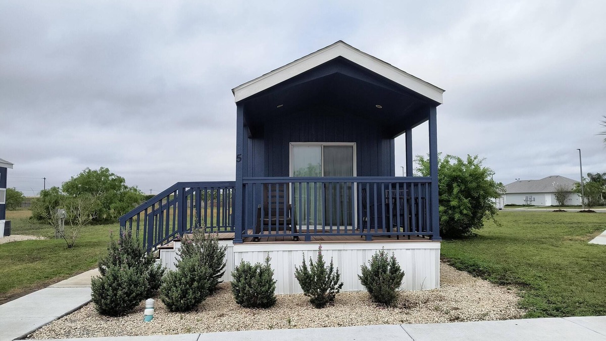 Los Fresnos Cabin | Cabin 1 with Inclusive Resort Amenities - Cabin with Inclusive Resort Amenities