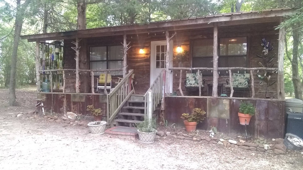 Canton House | Cabin 2 Miles From Trade Days GRANNY'S CABIN THEMED WITH ANTIQUES