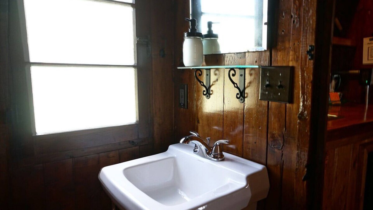 Cadillac Cabin | Cabin #4 - Gone Fishin'