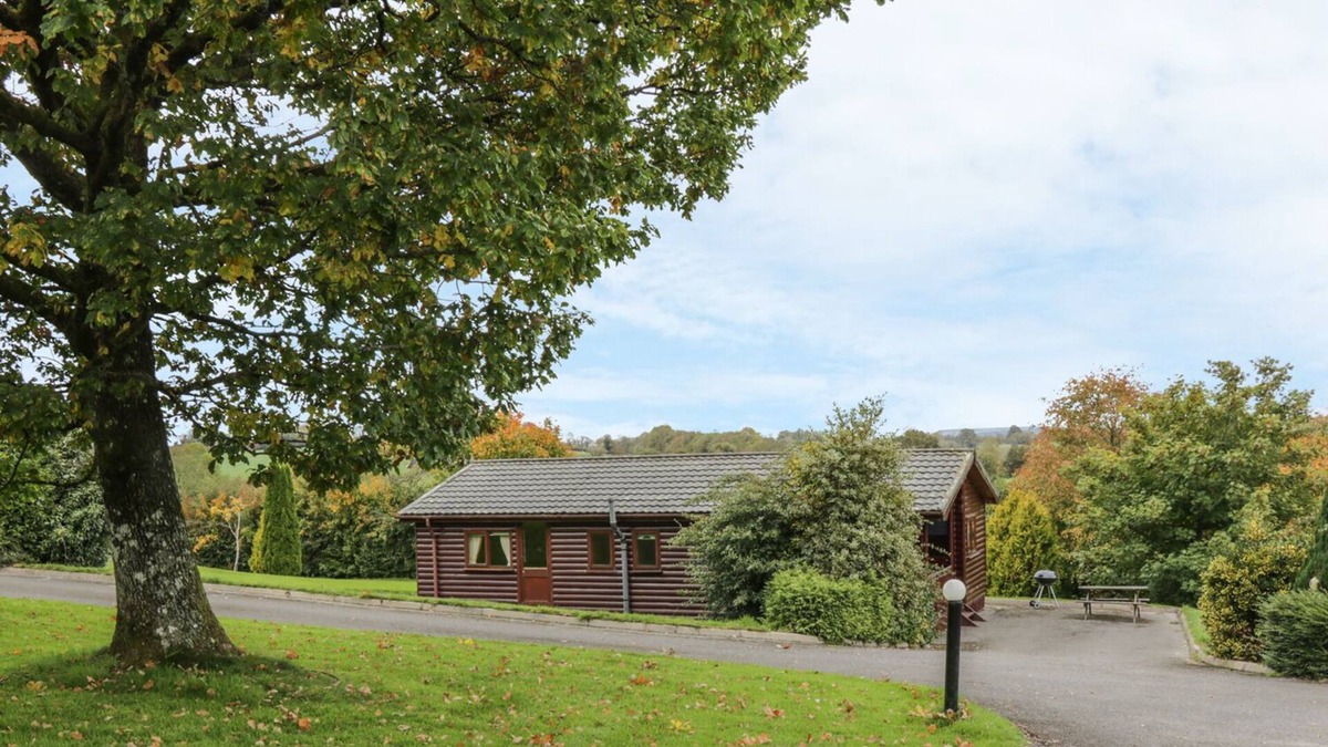 Ardue Cabin | CABIN 6, pet friendly, with a garden in Ballyconnell, County Cavan
