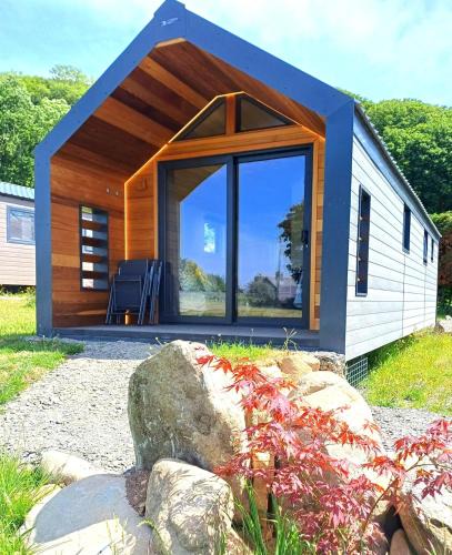 Llwyngwril Ski Chalet | CABIN 8 Pet friendly Family glamping Seaview