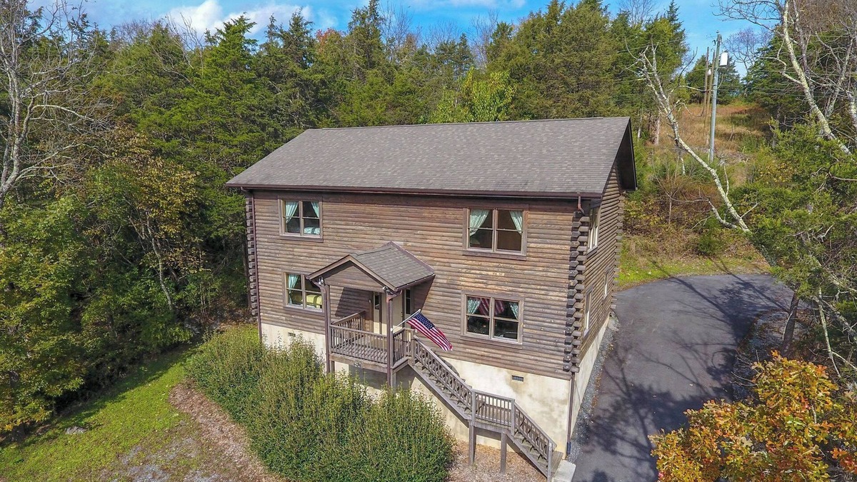 Lexington Cabin | Cabin 80, Luxury 6 bedroom 3 bath Cabin minutes from Downtown Lexington!